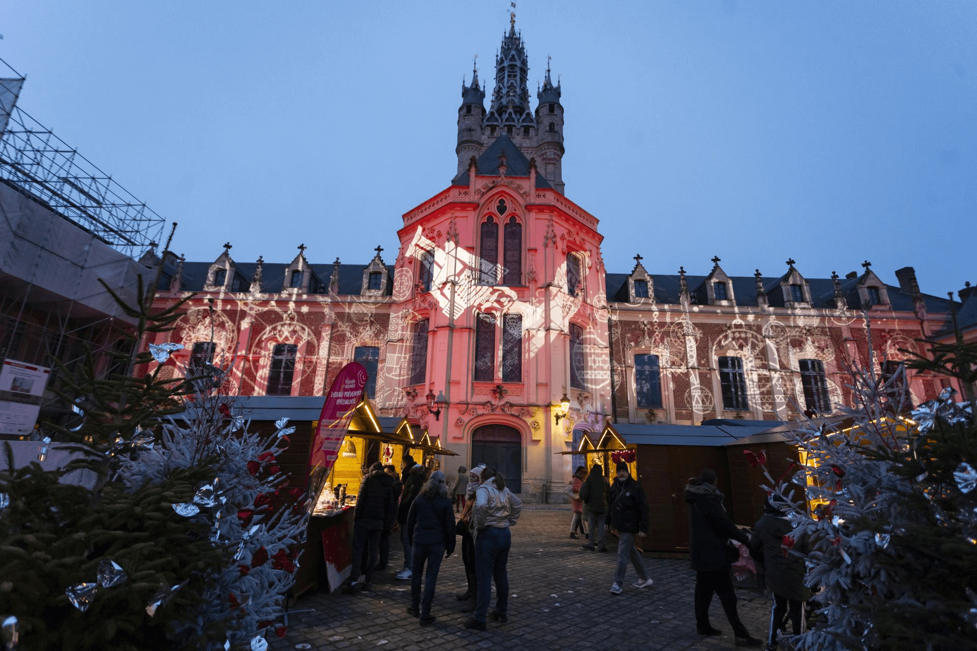 Illuminations et chalets du marché de Noël dans la ville de Douai © Ville de Douai