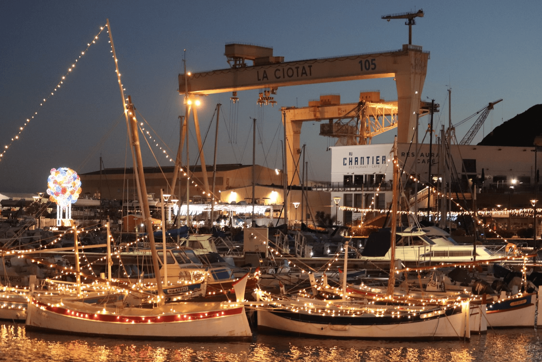 Le port de La Ciotat illuminé pour les fêtes de fin d'année © toutma.fr