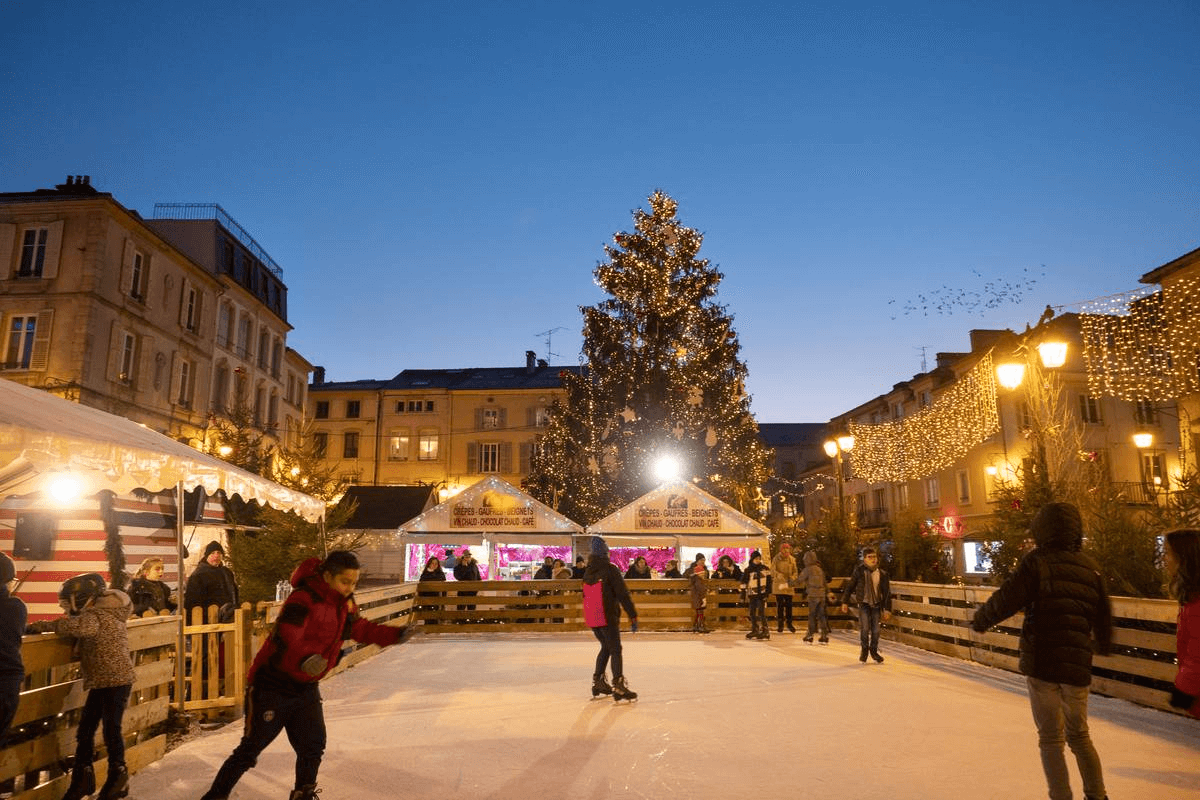 Patinoire et sapin illuminé au marché de Noël d'Épinal © Tourisme Épinal