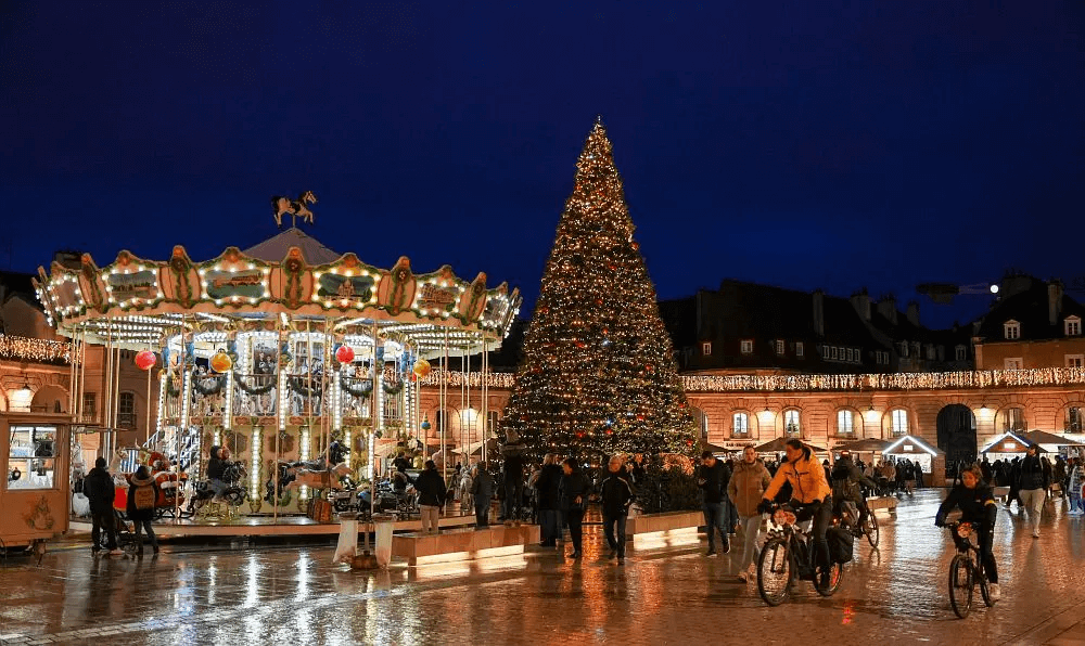 Le sapin de Noël et le carrousel, place de la Libération © Ville de Dijon