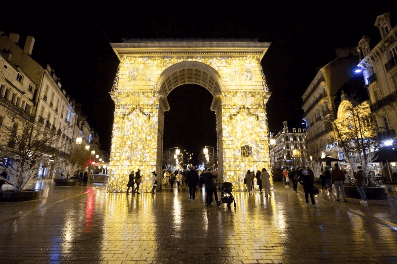 La Porte Guillaume habillée pour les fêtes à Dijon © Infos Dijon