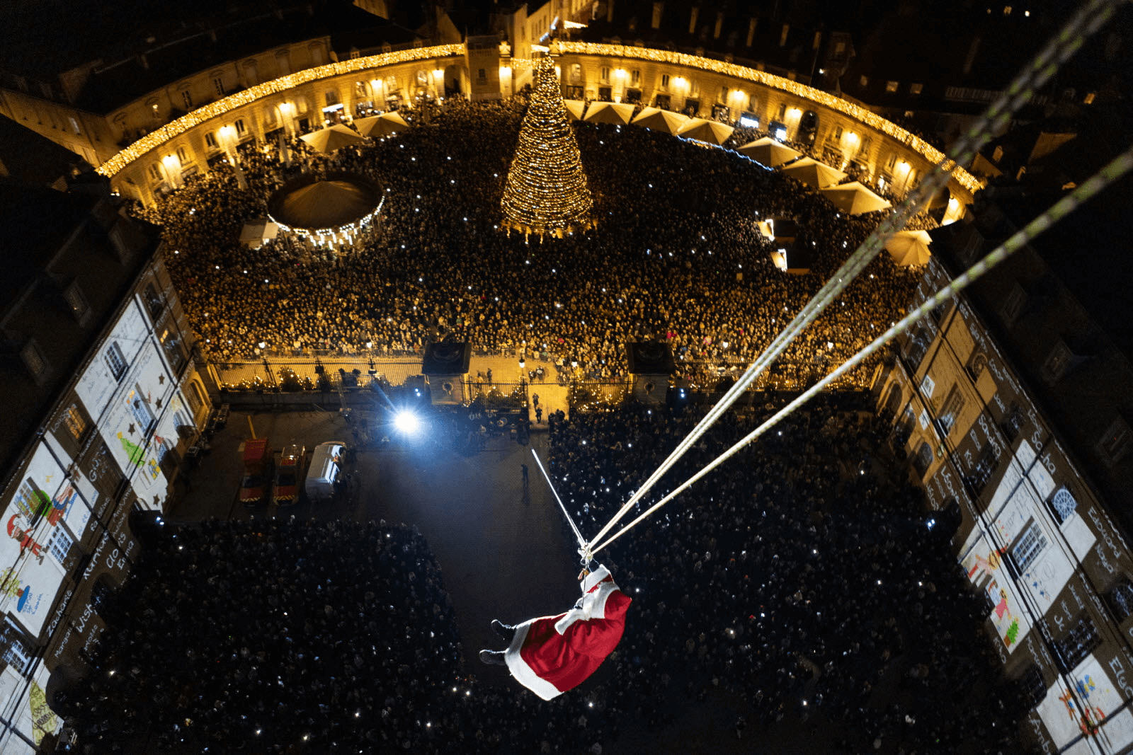 La descente du Père Noël place de la Libération le 24 décembre pour la fin du marché de Noël de Dijon © César Vargas