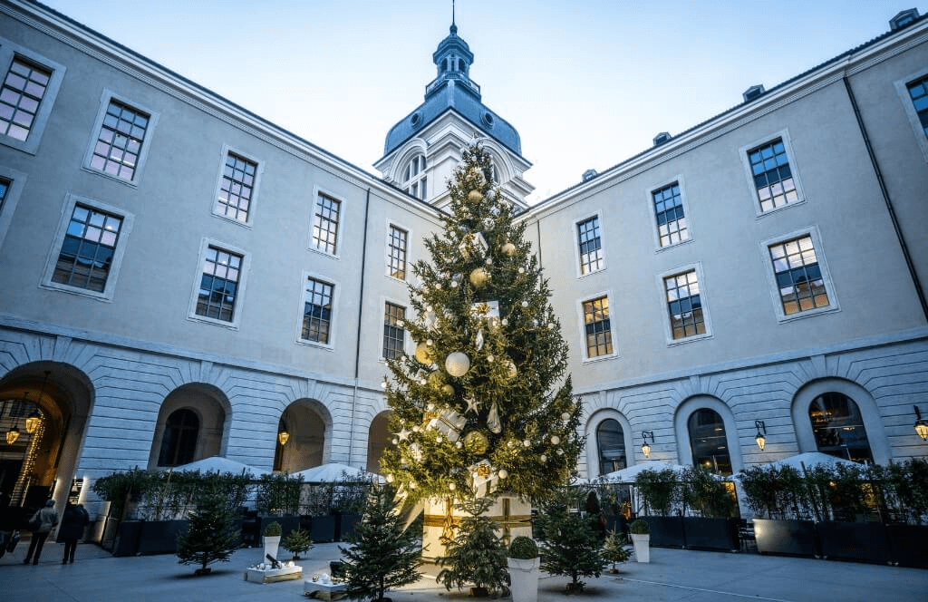 Le Grand Hôtel Dieu à Lyon sublimé par son sapin de Noël © Adobe Stock - Keitma