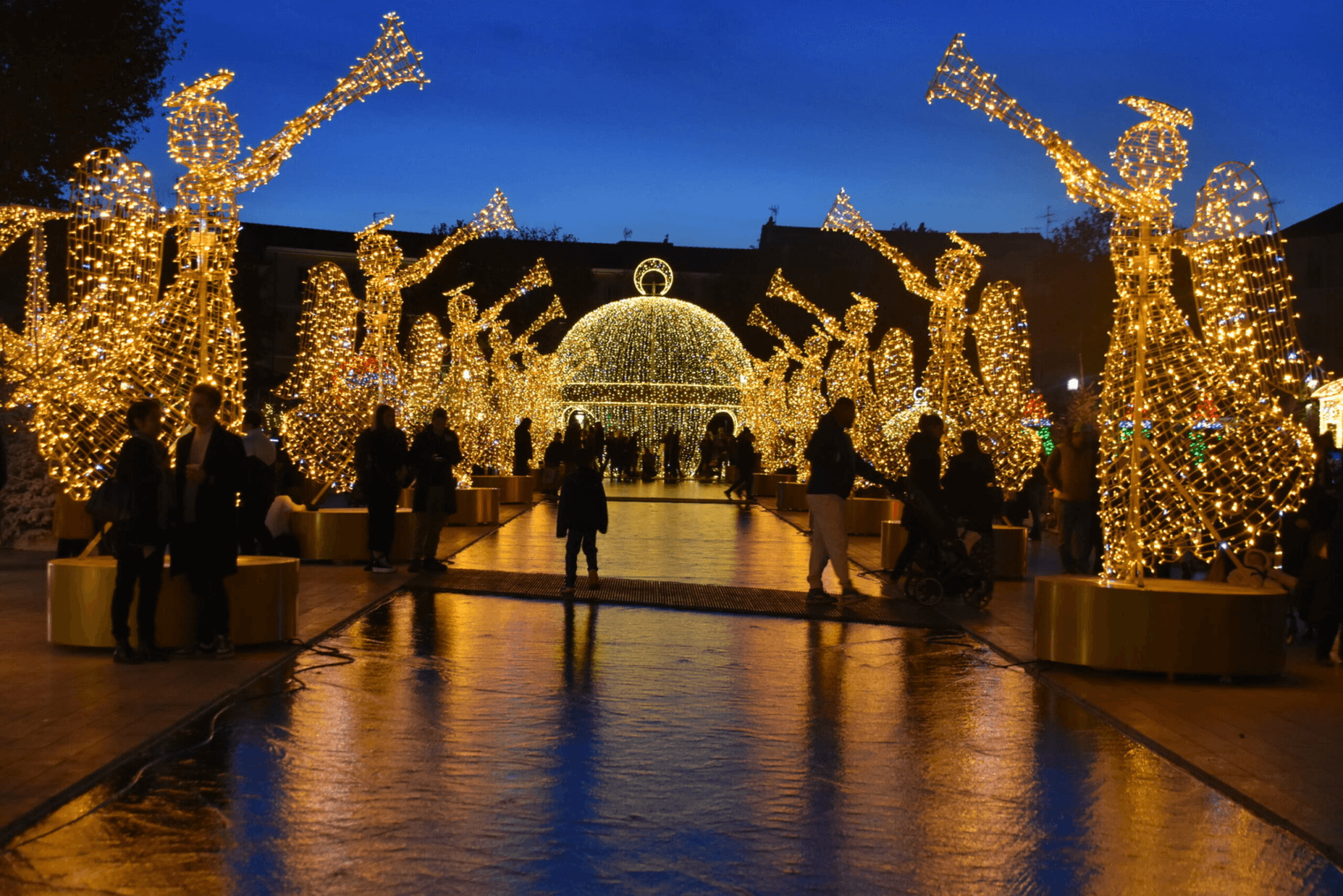 La place Jean Jaurès illuminé pour les fêtes de fin d'année © GS