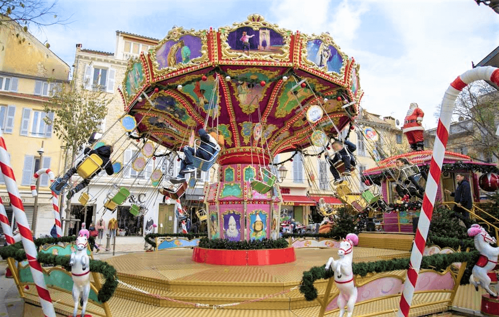 Animations festives au marché de Noël d'Antibes © Récréanice