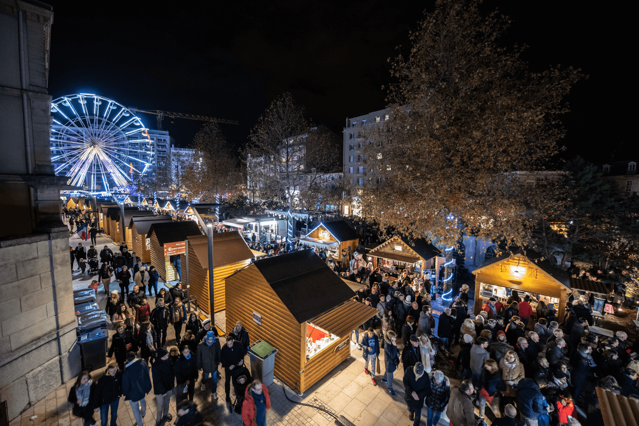 Les chalets et la grande roue illuminés pour le marché de Noël de Valence © Valence Tourisme