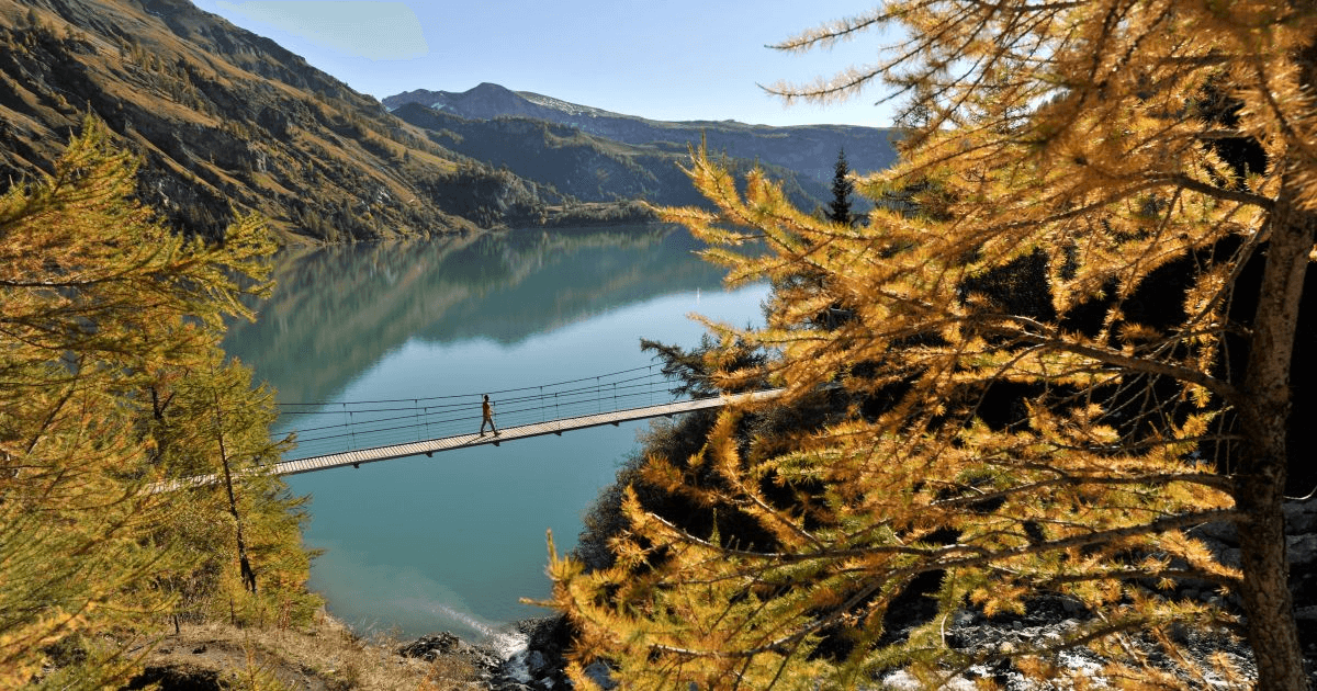 Vue aérienne sur le lac de Tseuzier et sa passerelle surplombant le lac © Valais.ch