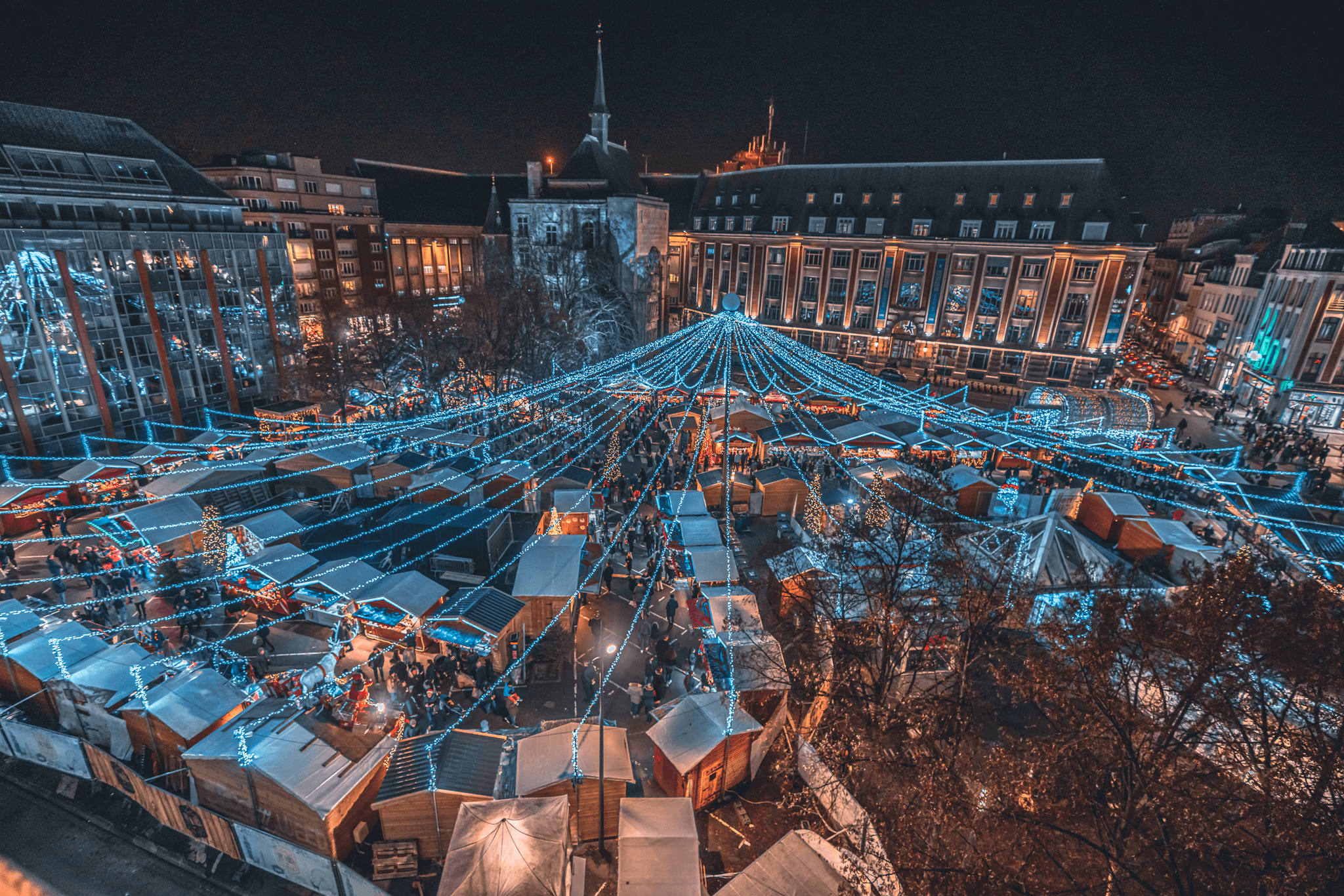 Marché de Noël de Lille illuminé pendant les fêtes ©2019 Robin Ryck Mindwide 